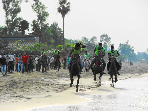 رقابت های اسب دوانی در چابکسر  رودسر برگزار شد-تصویر سوم